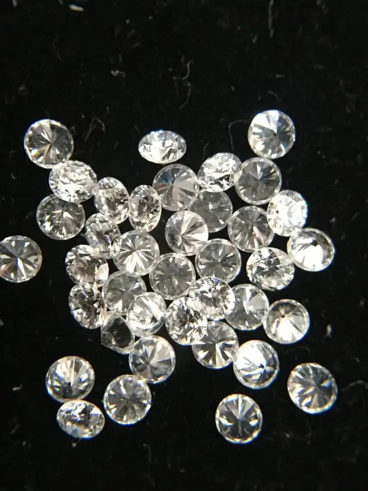 Loose round white diamonds, bright cluster of round faceted stones