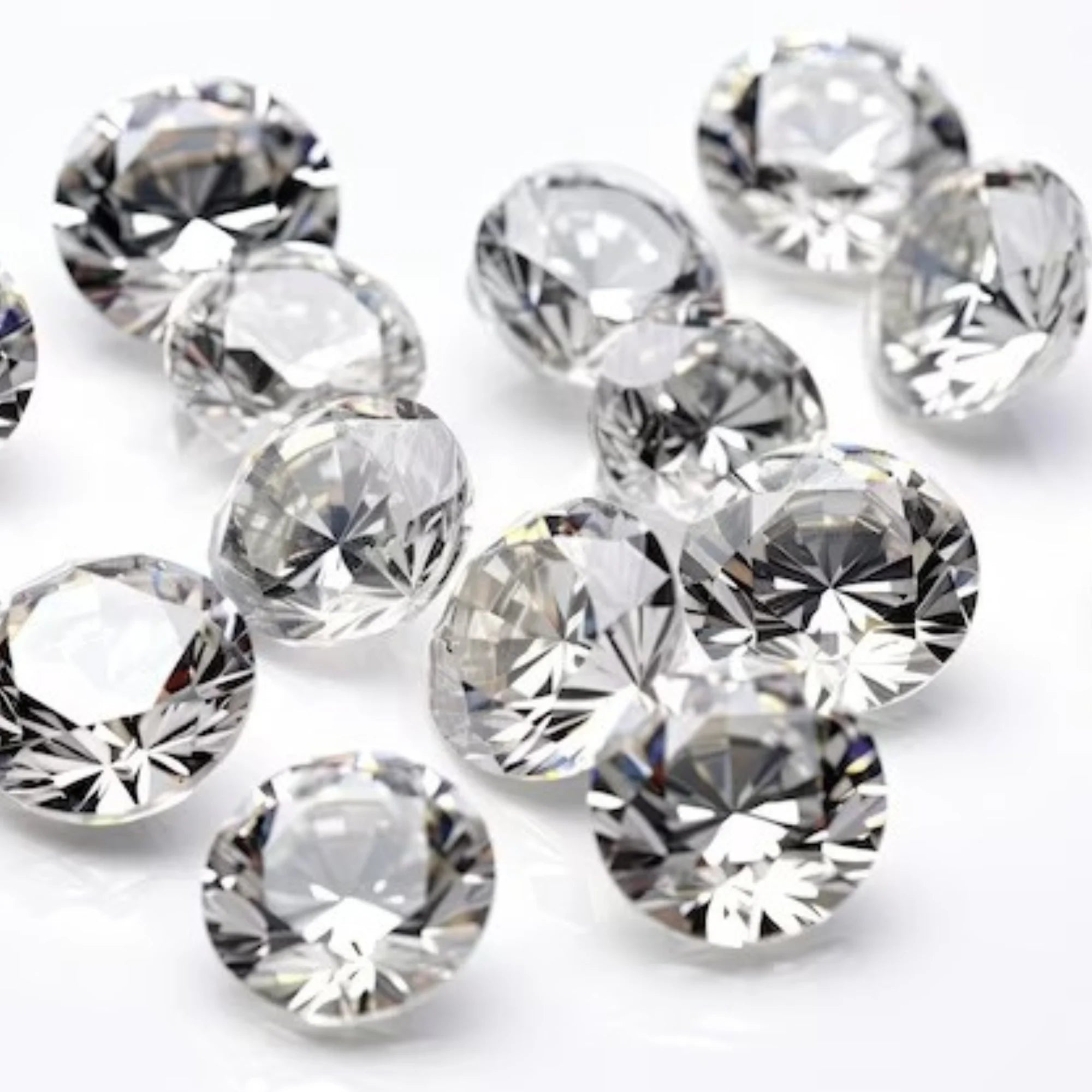 Loose round brilliant diamonds, close-up cluster of white stones with sparkle facets