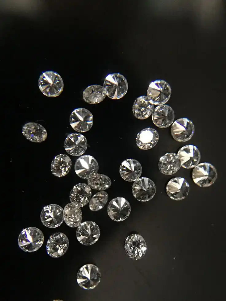 Round diamond loose stones with clear, reflective facets