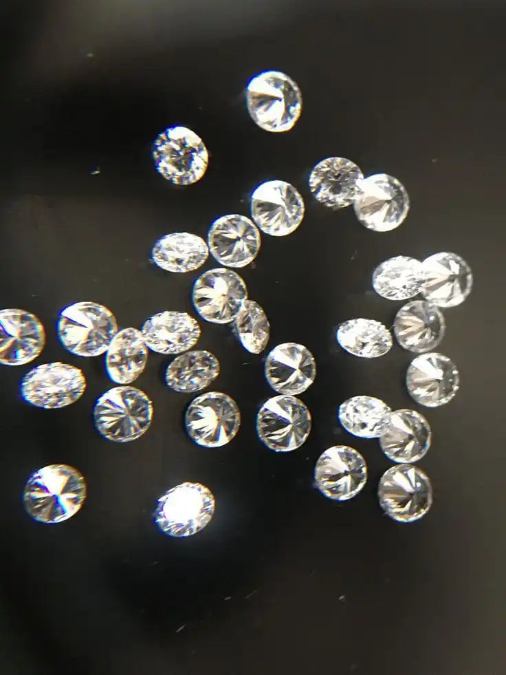 Loose round white diamonds, assorted round stones in a loosely grouped layout