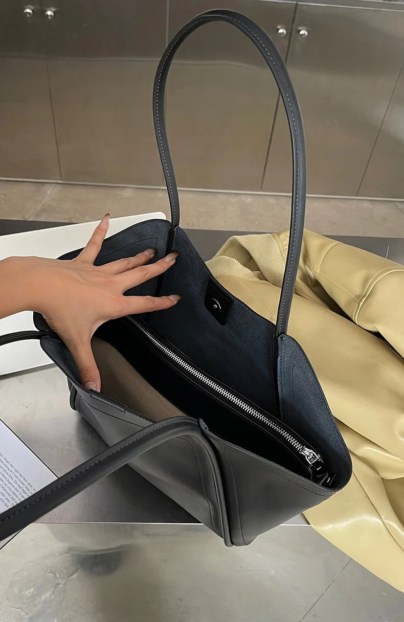 2025 Autumn Winter High-End Niche Genuine Leather Wing Bag Large Capacity Commuter Shoulder Promotional Drawstring Sportpacks