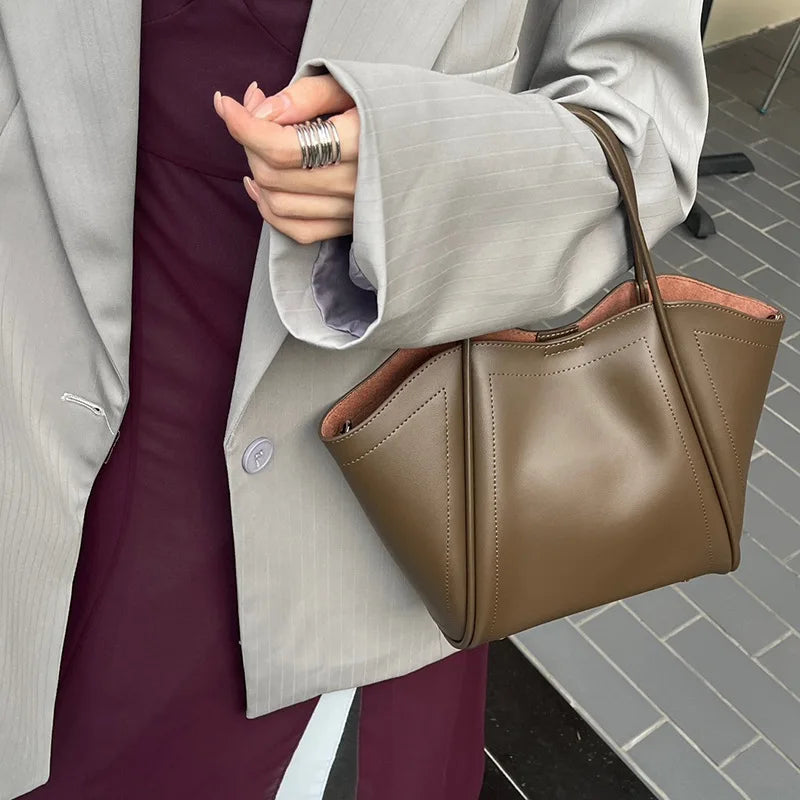 2025 Autumn Winter High-End Niche Genuine Leather Wing Bag Large Capacity Commuter Shoulder Promotional Drawstring Sportpacks