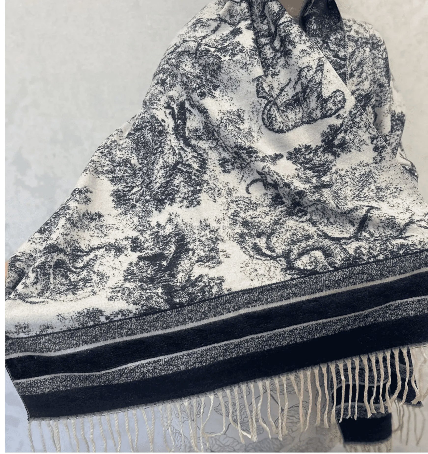 New with Tags Top Quality Luxury Lvory and Navy Blue Cashmere Silk Scarves Shawl Double Sided 180 Sauvage Square Scarf
