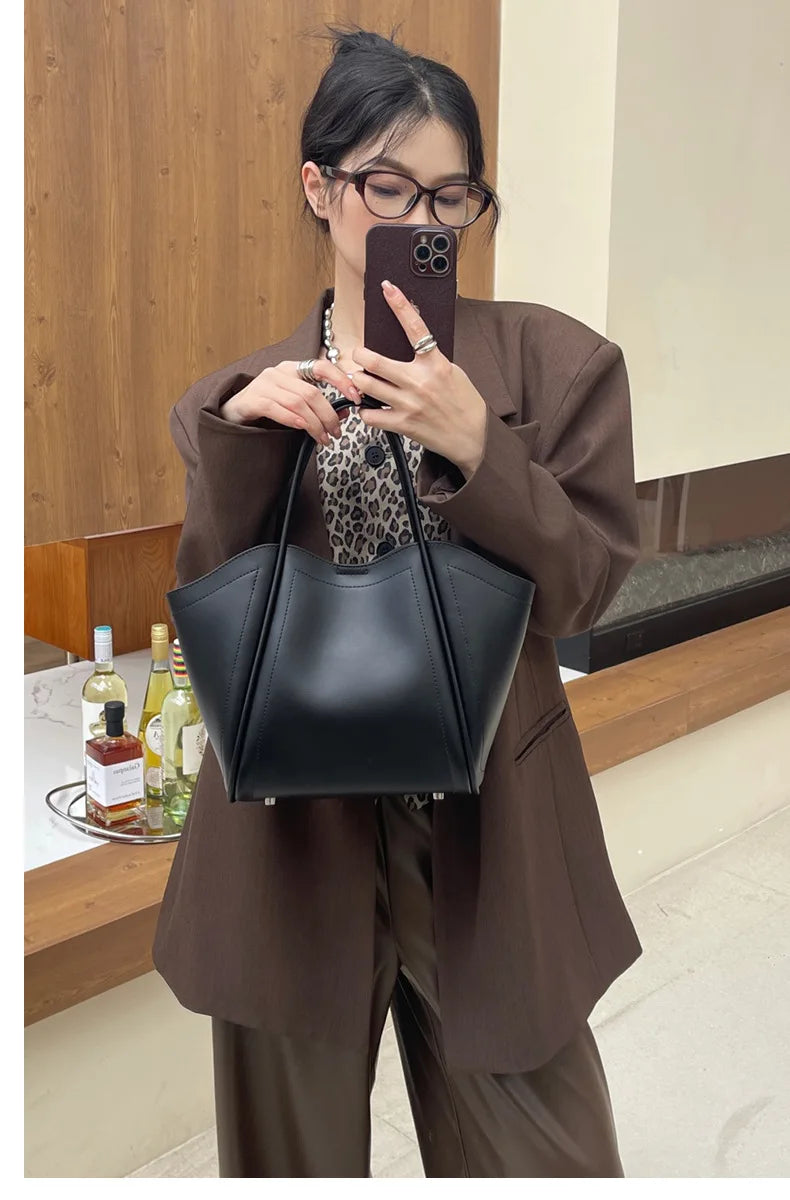 2025 Autumn Winter High-End Niche Genuine Leather Wing Bag Large Capacity Commuter Shoulder Promotional Drawstring Sportpacks