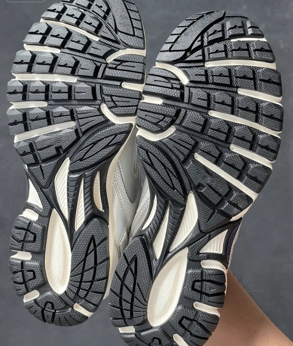 Luxury Sports Shoes for Men and Women Saucny Oni 9 Outdoor Running Shoes Shock Absorption Wear Resistant Thick Sole Silver