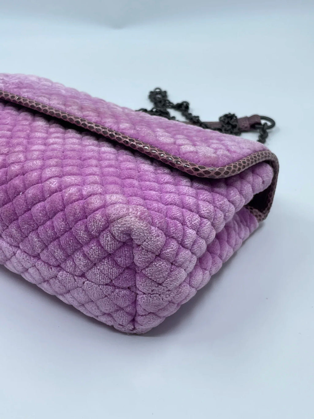 Purple velvet woven shoulder bag with snake-embossed trim and a dark chain strap. Elegant designer luxury handbag.