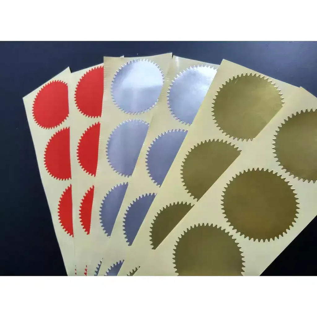 Assorted self-adhesive round stickers with scalloped edges in gold and blue