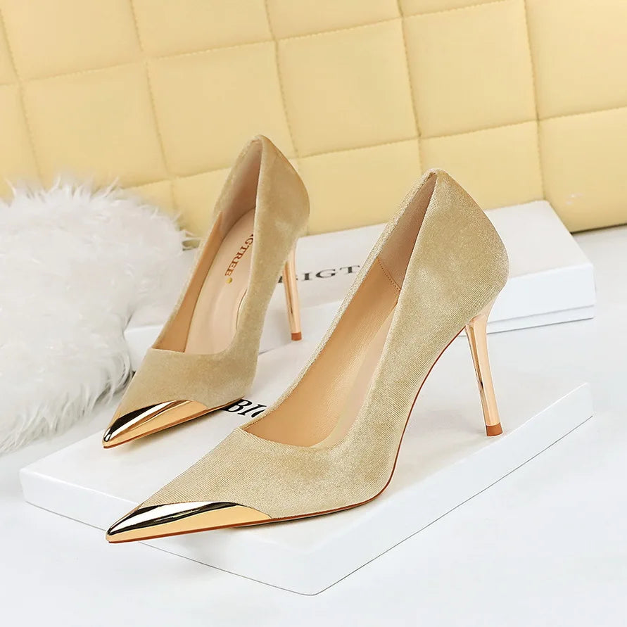 2026 New Collection Women's Luxury Light Heel Pumps Sleek Stiletto Heels Logo Metal Pointed Toes Velvet Upper Formal Events