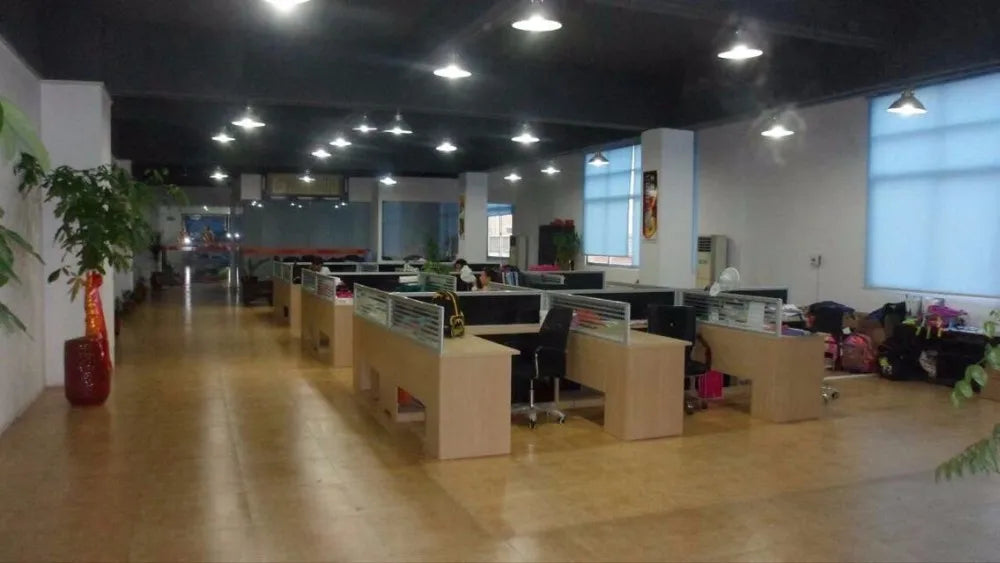 Please provide the correct product image. The image currently uploaded shows an office workspace, not a handbag set.