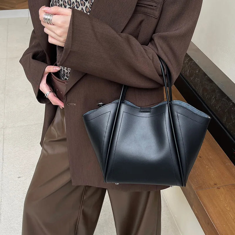 2025 Autumn Winter High-End Niche Genuine Leather Wing Bag Large Capacity Commuter Shoulder Promotional Drawstring Sportpacks