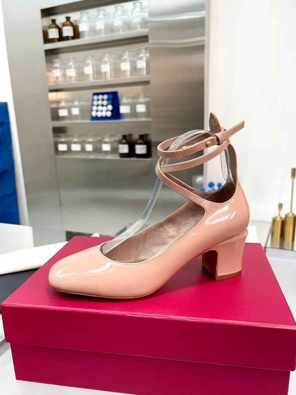 Famous Brand Top Quality Stock 2025 Spring and Summer Patent Leather Version V-button Classic Sandals for Women