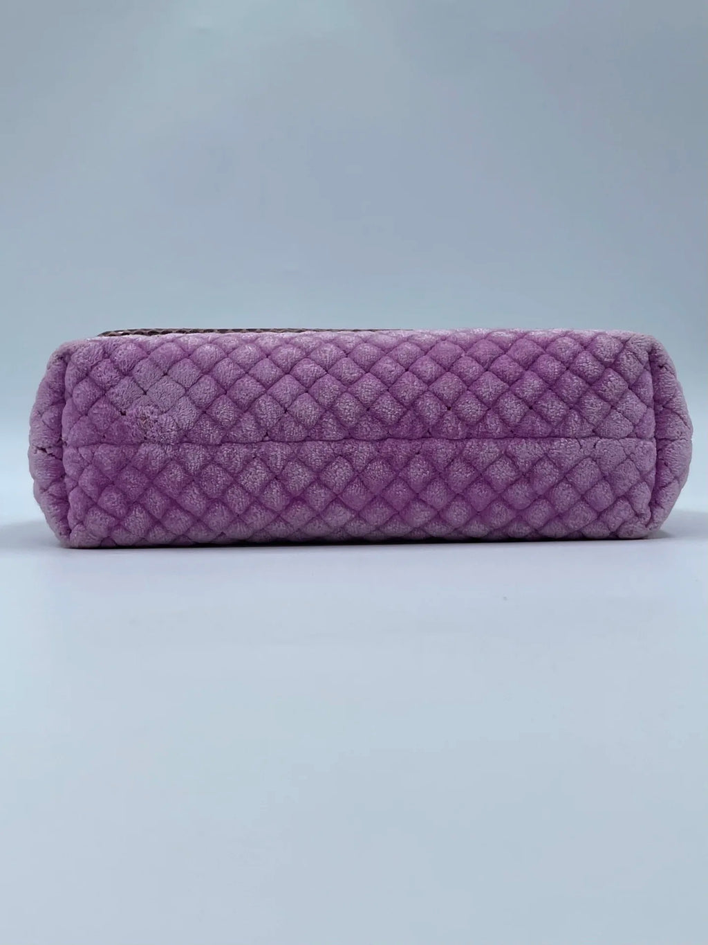 Second-hand designer shoulder bag in purple velvet with an elegant woven, quilted texture.
