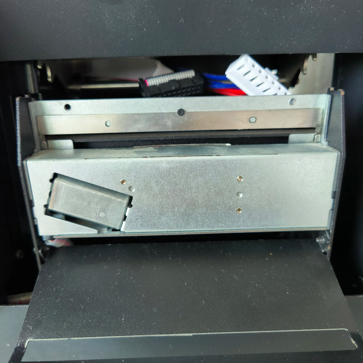 Industrial thermal label printer with open cover, internal feed slot and metal frame