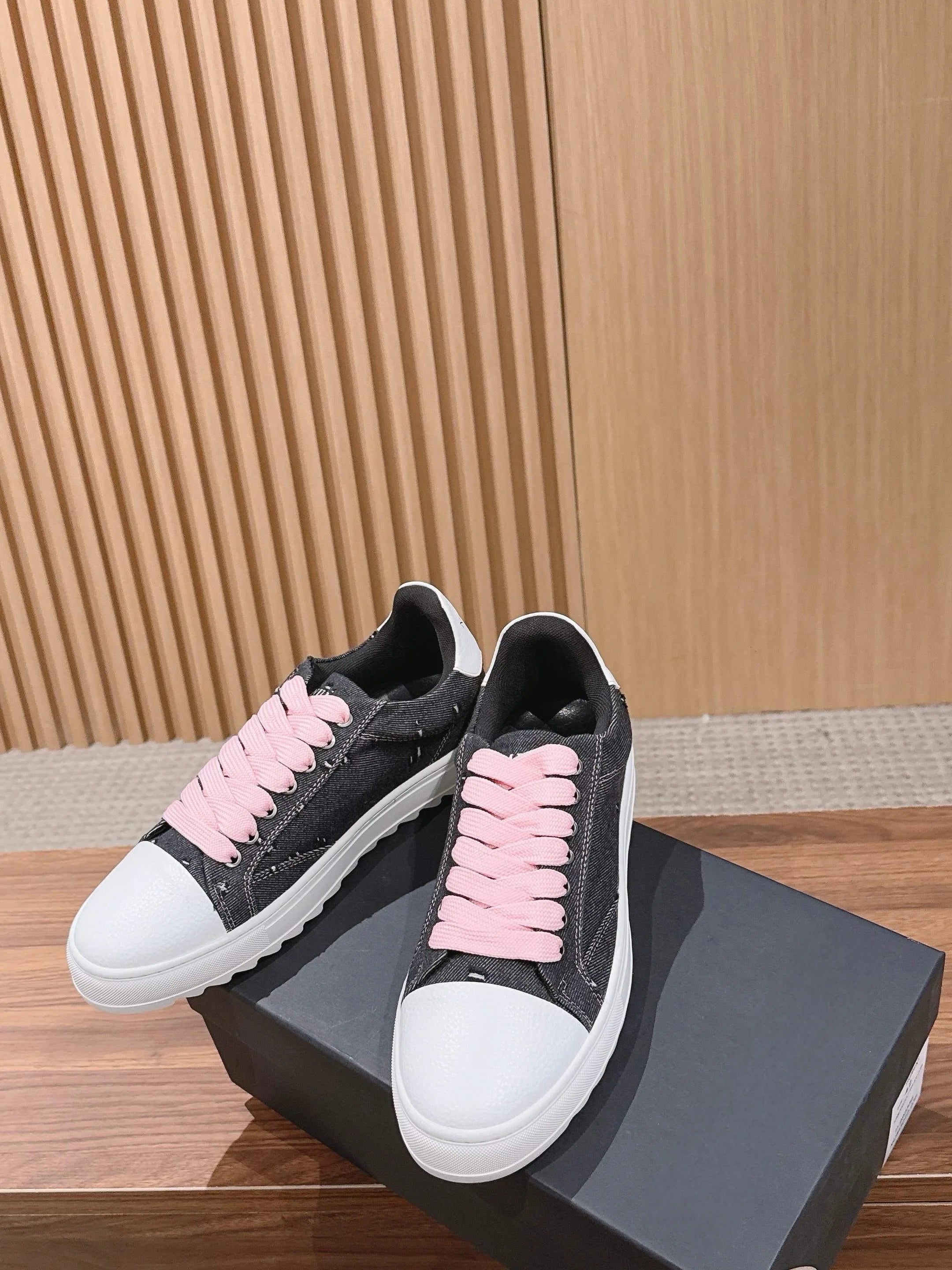 High-Quality Designer Style Women's Glitter & Canvas Mixed Casual Sneakers Multi-Color Options for Wholesale