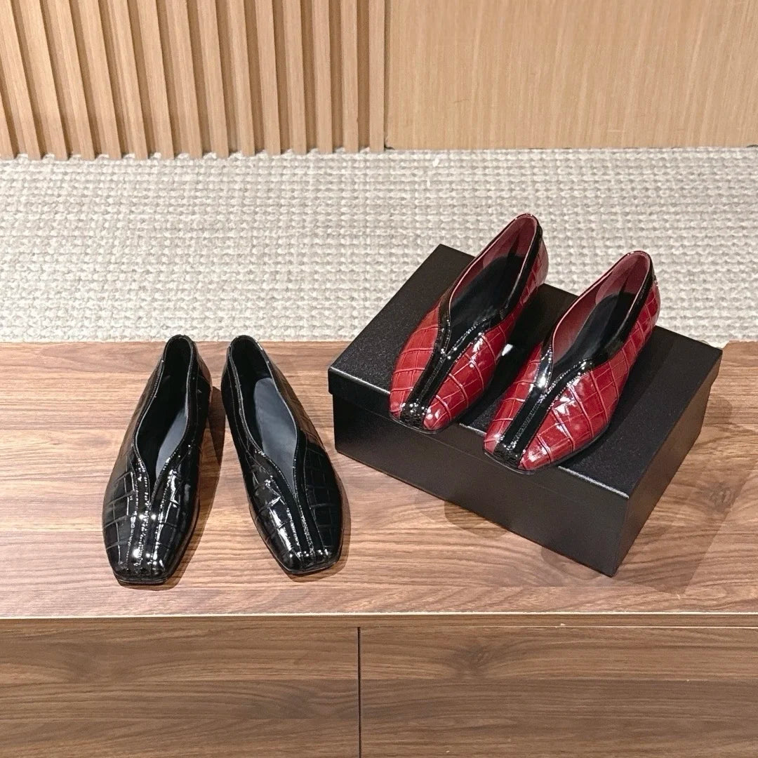 Autumn Women's Fashionable crocodile Pattern Embossed Calfskin Patent Leather Brand New Black Leather Shoes with Tag
