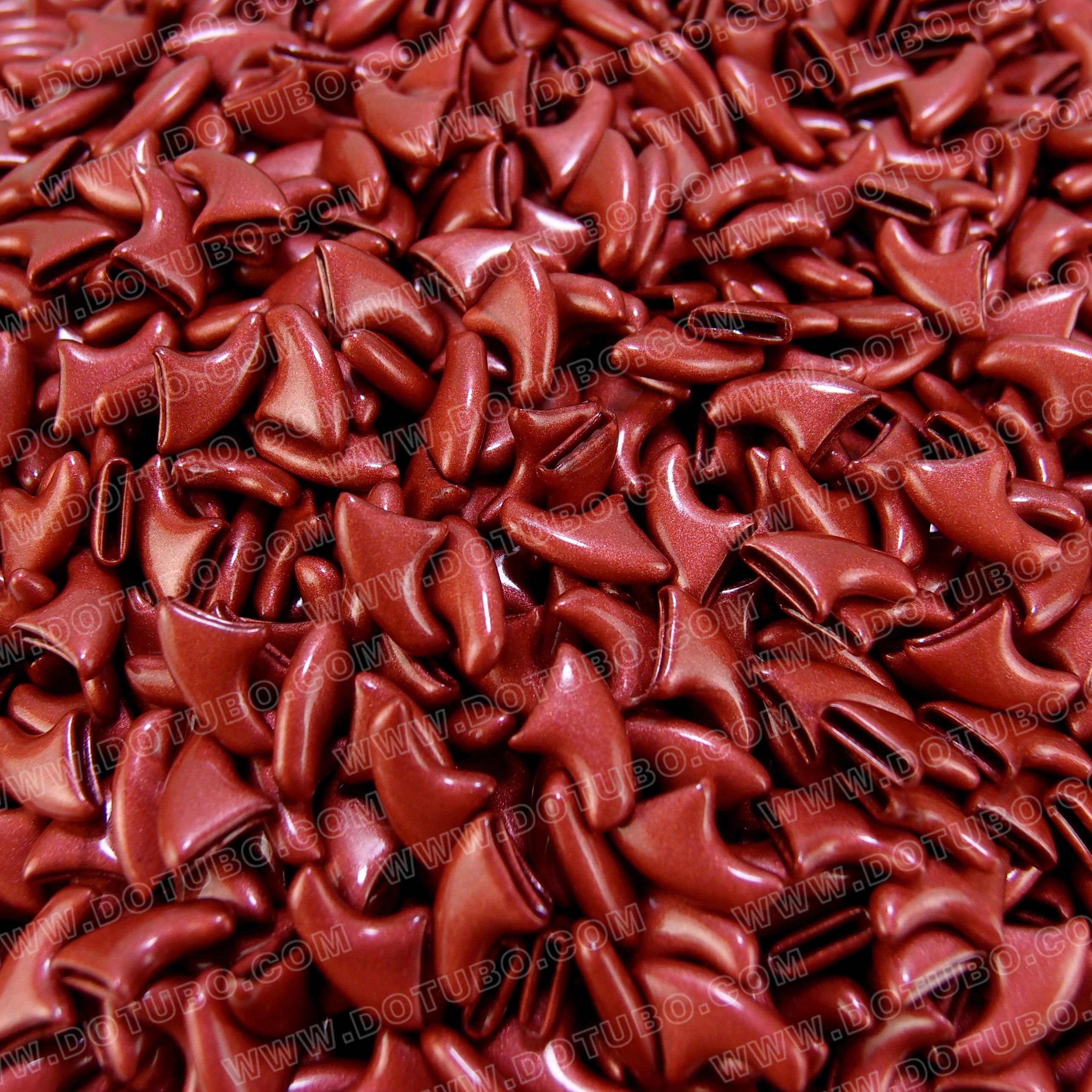 Metallic red soft nail caps for cats, 20-piece set for scratch protection, available in sizes XS-L with included glue.