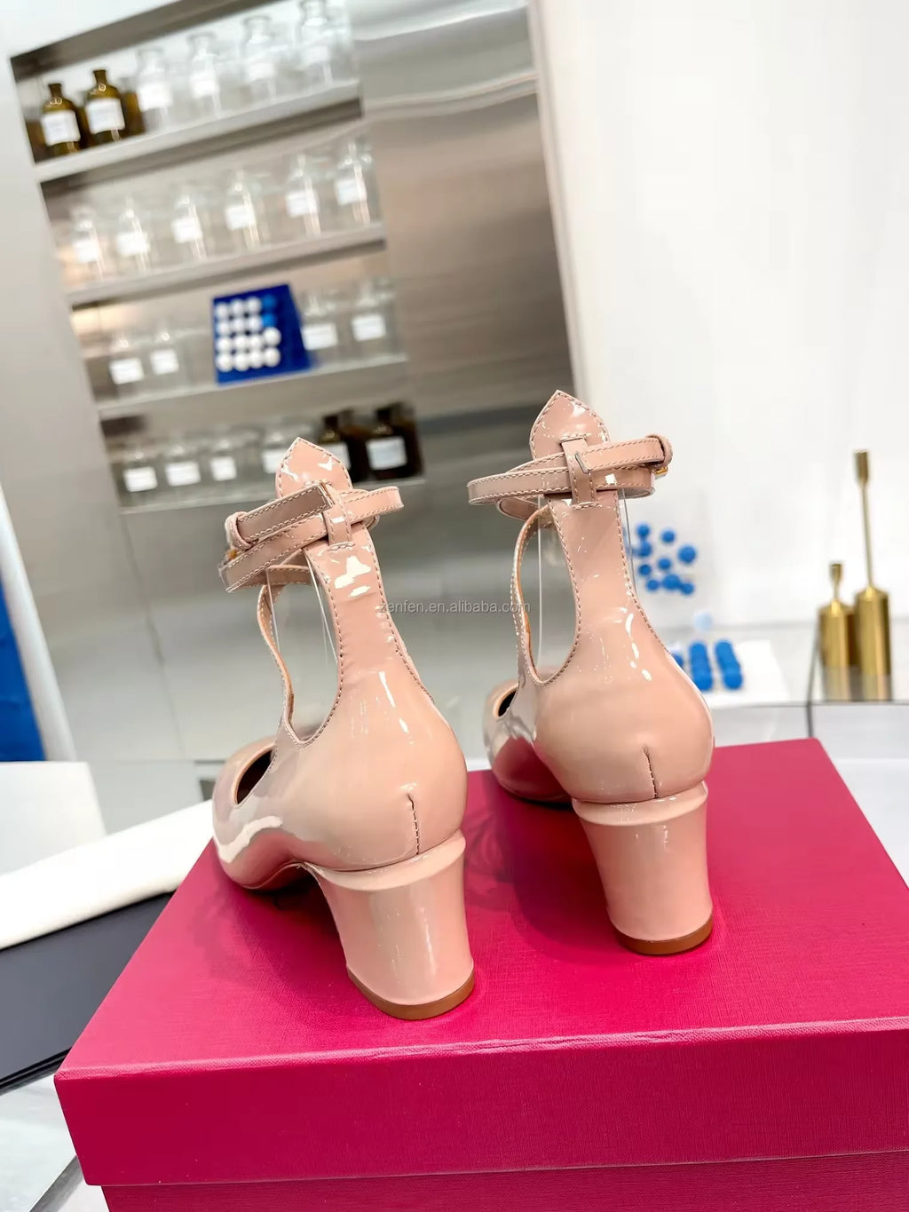 Famous Brand Top Quality Stock 2025 Spring and Summer Patent Leather Version V-button Classic Sandals for Women