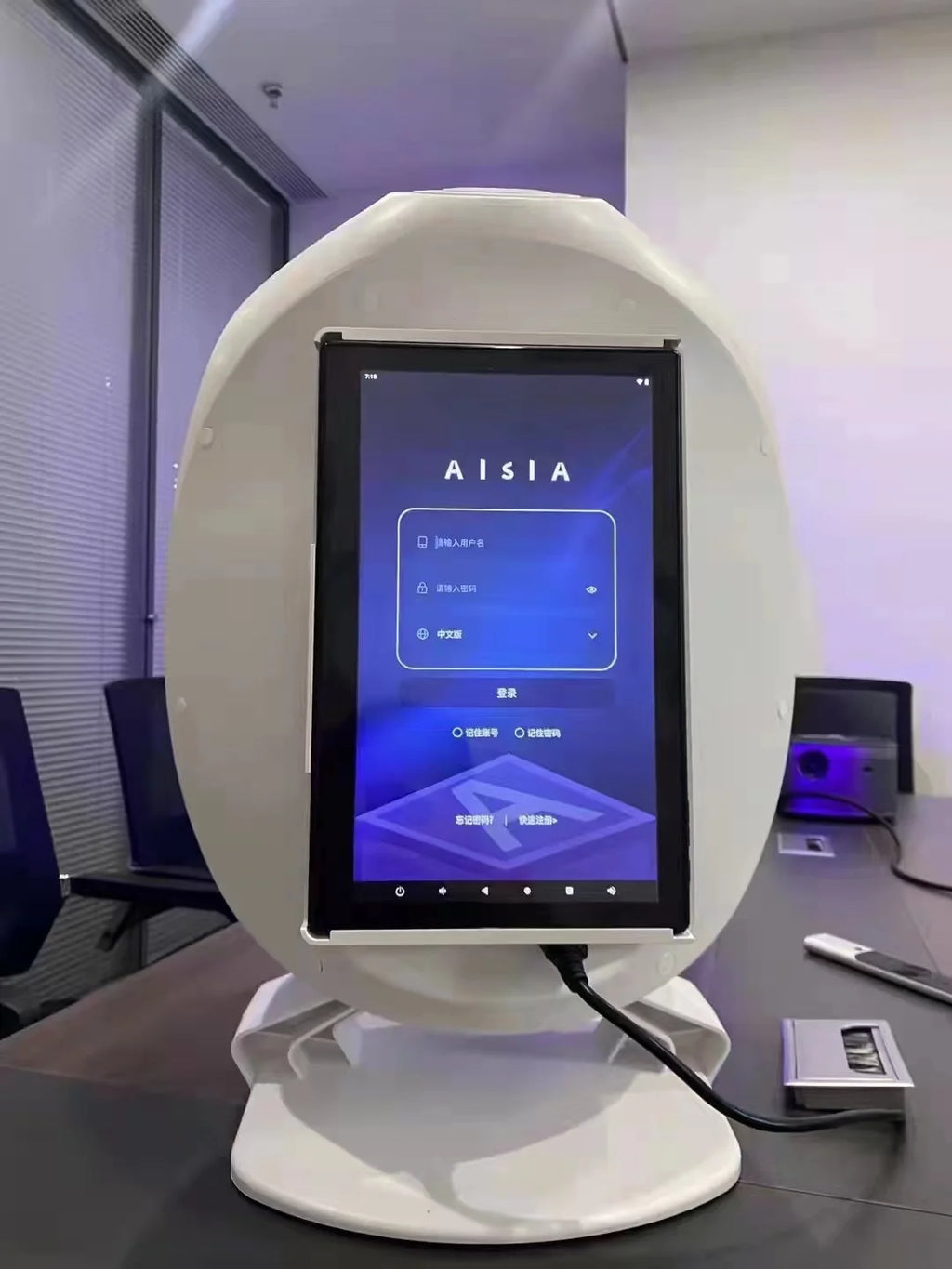 White smart facial skin analysis device with tablet interface for professional skin scanning and anti-aging assessment.