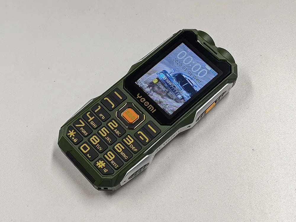 YEEMI Q8 2G CellPhone 2.4inches GSM HD Display Dual SIM Loud Voice Big Keyboard Dual Flashlight Mobile Phone Excellent Quality