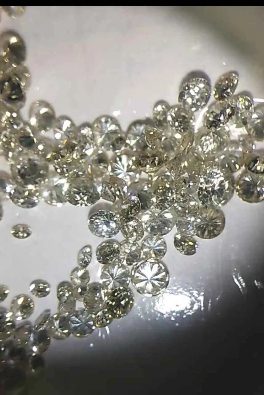 Loose round brilliant diamonds, white, clustered scatter with reflections