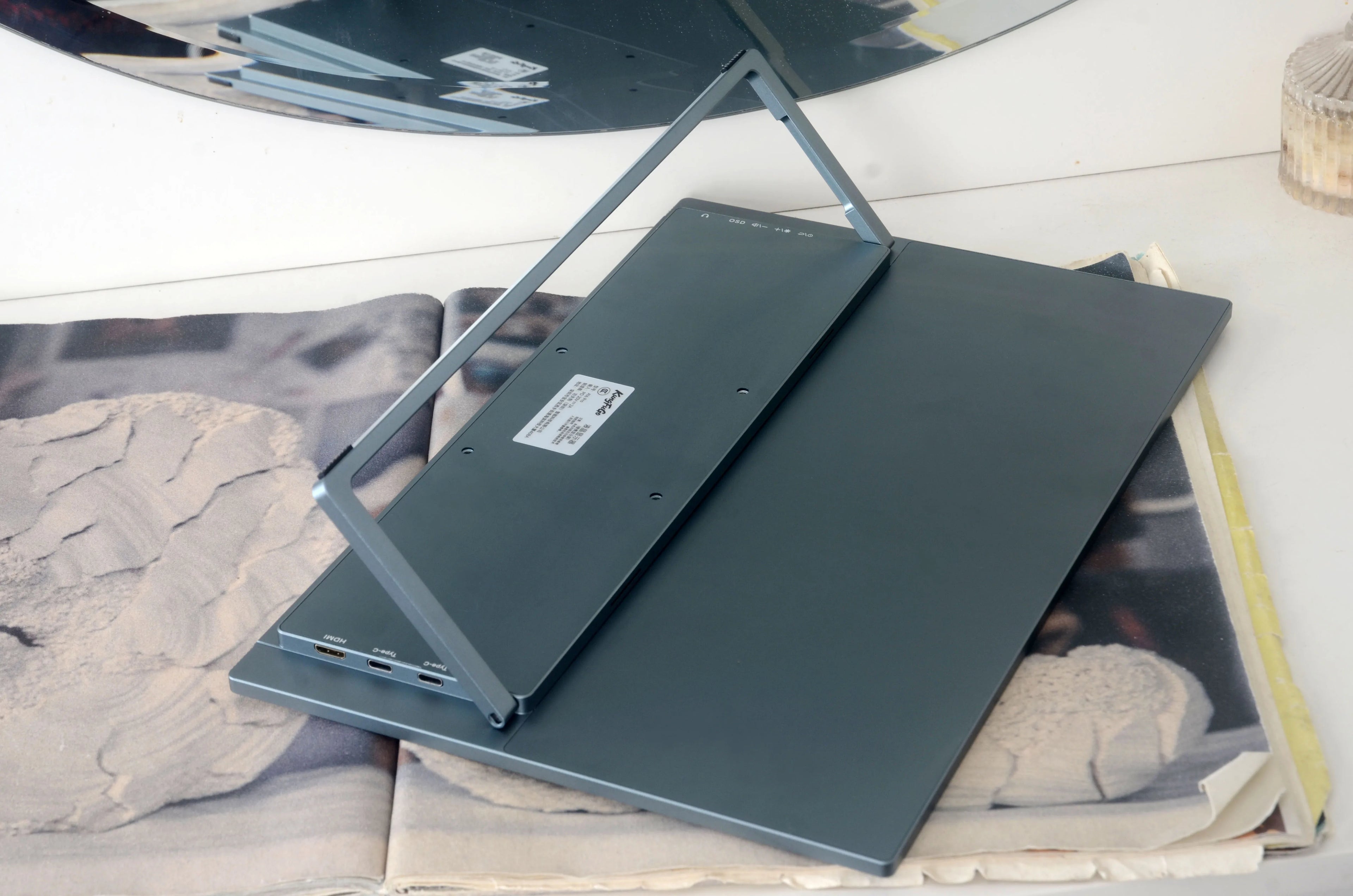 16-inch 2.5K Touchscreen Full Aluminum CNC Full Lamination 144Hz High-Definition High-Brightness One-Cable Portable Monitor