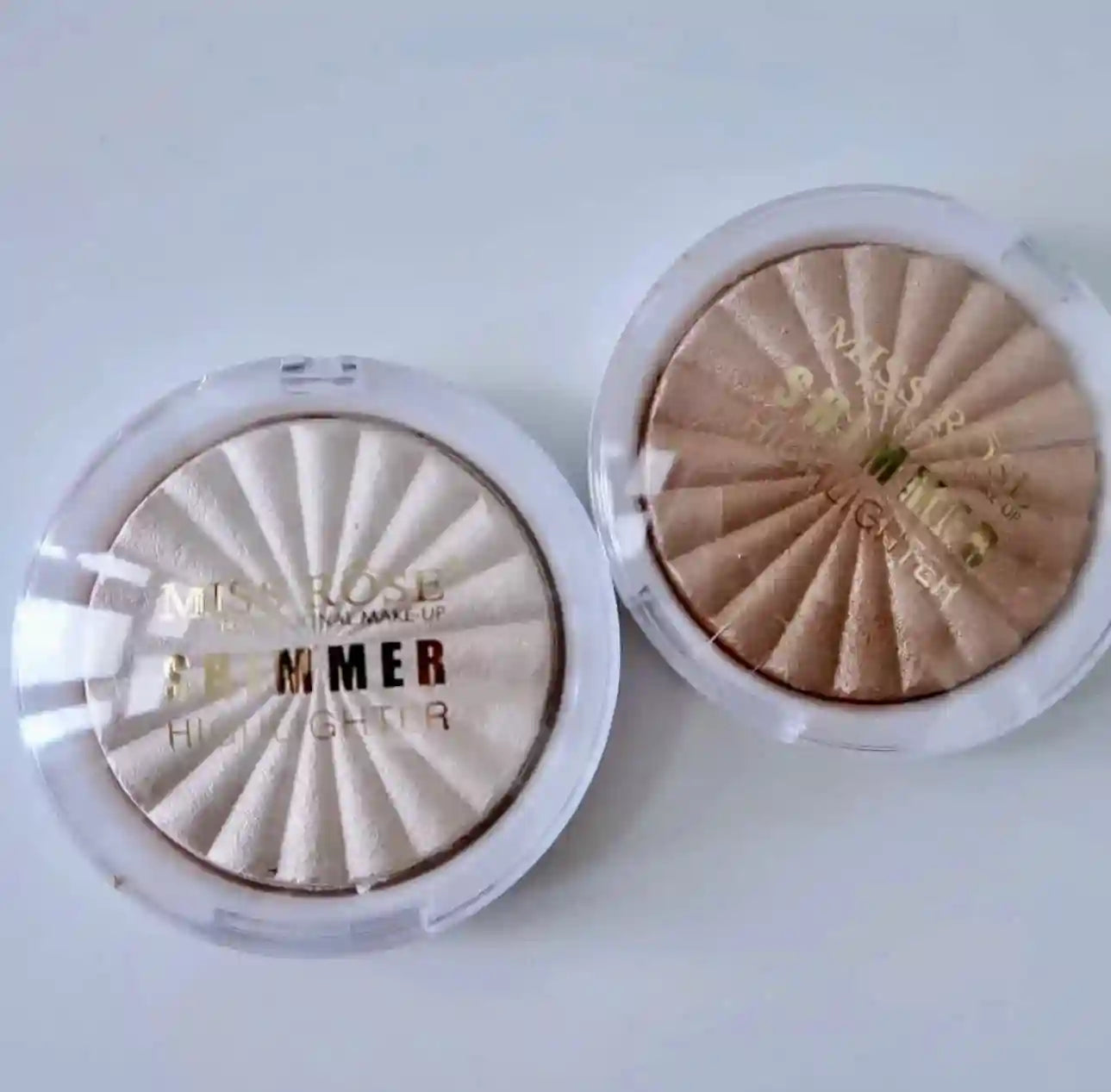 Tidesmit 3D pearlescent highlighter powder texture close-up featuring shimmering monochrome face makeup finish