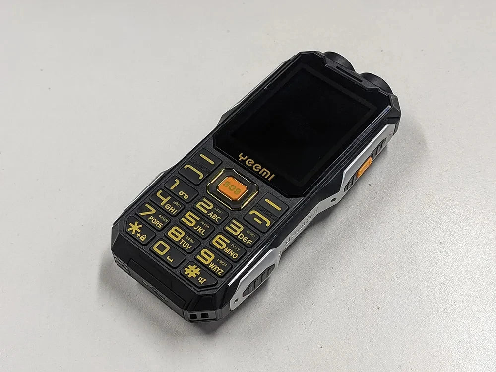 YEEMI Q8 2G CellPhone 2.4inches GSM HD Display Dual SIM Loud Voice Big Keyboard Dual Flashlight Mobile Phone Excellent Quality