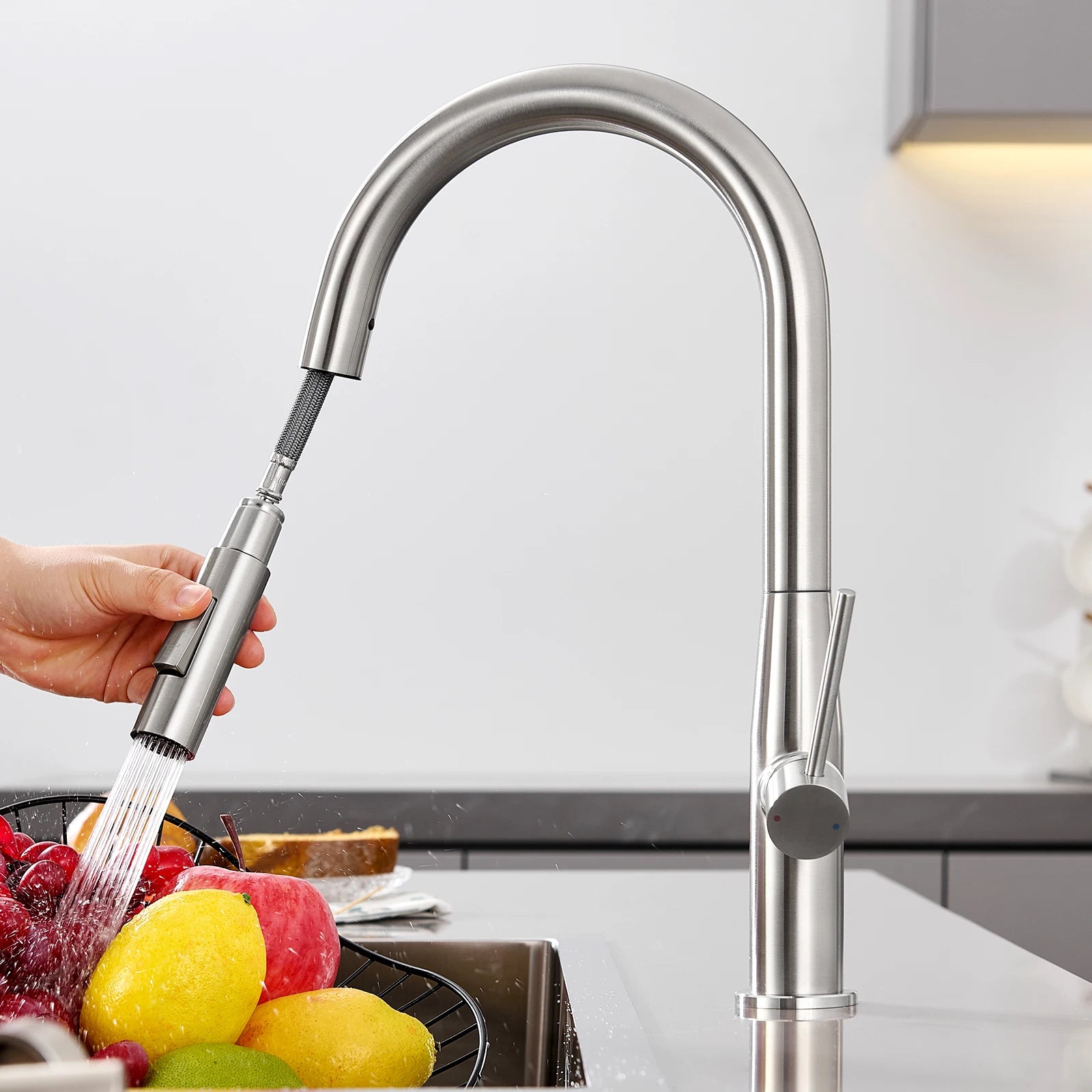 Brushed high-pressure kitchen mixer tap, pull-out spout, 2 spray settings, 360° swivel, replaceable aerator, high-performance valve