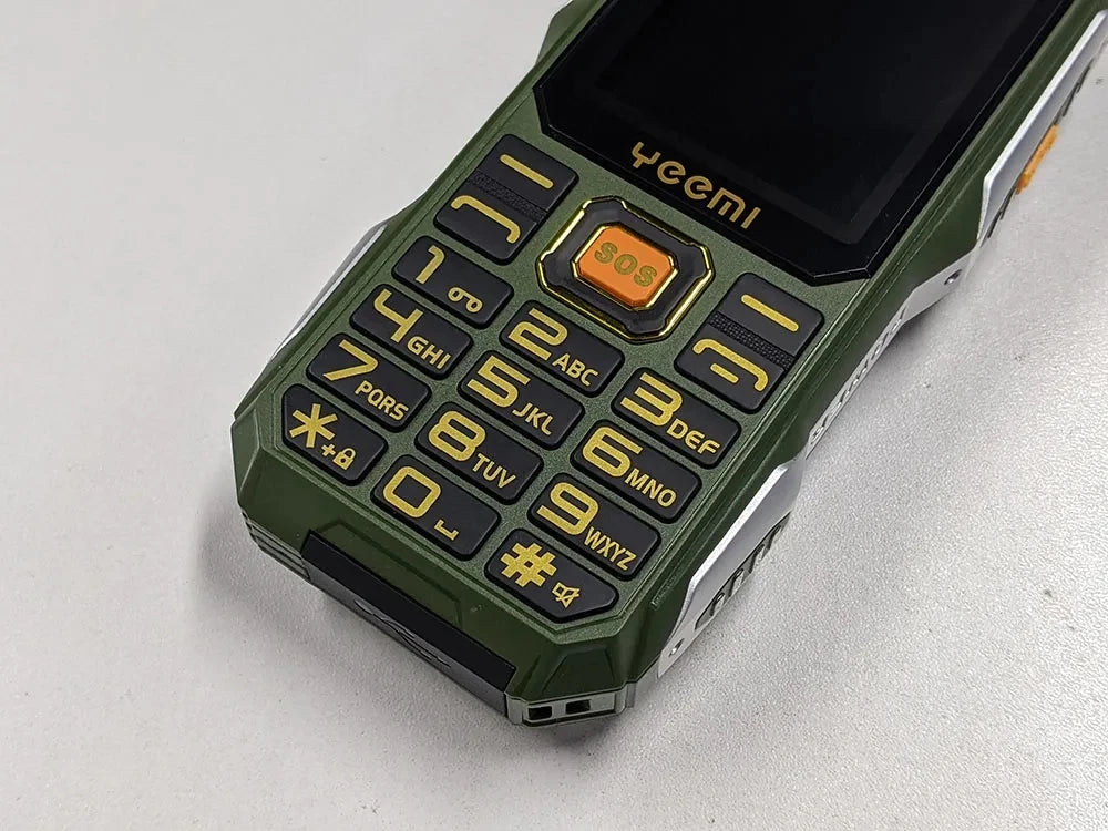 YEEMI Q8 2G CellPhone 2.4inches GSM HD Display Dual SIM Loud Voice Big Keyboard Dual Flashlight Mobile Phone Excellent Quality