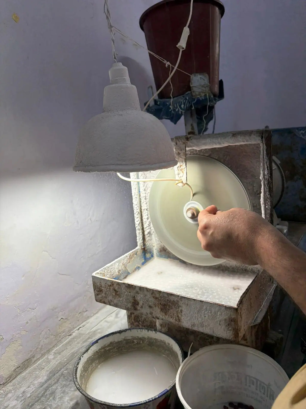 Stone polishing and cutting machine with spinning disc and metal tray