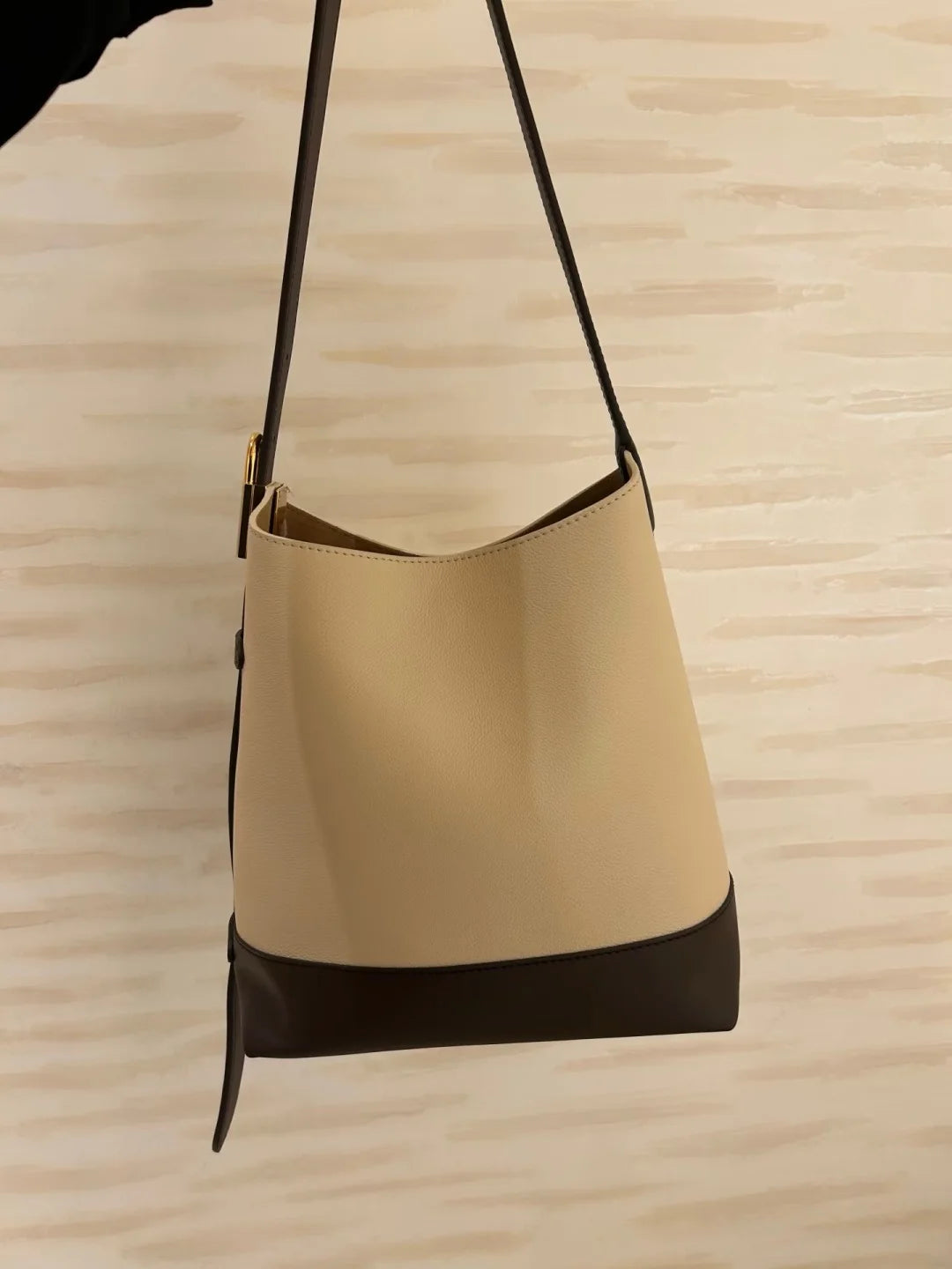 2026 New Women's Handbag, Large Capacity Bucket Bag Color blocked Design High Quality Genuine Leather Material Multi Functional