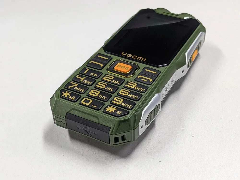 YEEMI Q8 2G CellPhone 2.4inches GSM HD Display Dual SIM Loud Voice Big Keyboard Dual Flashlight Mobile Phone Excellent Quality