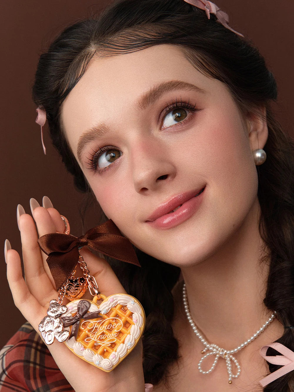 Tidesmit Flower Knows Sweetie Bear mini setting powder texture close-up for smooth matte oil control face makeup
