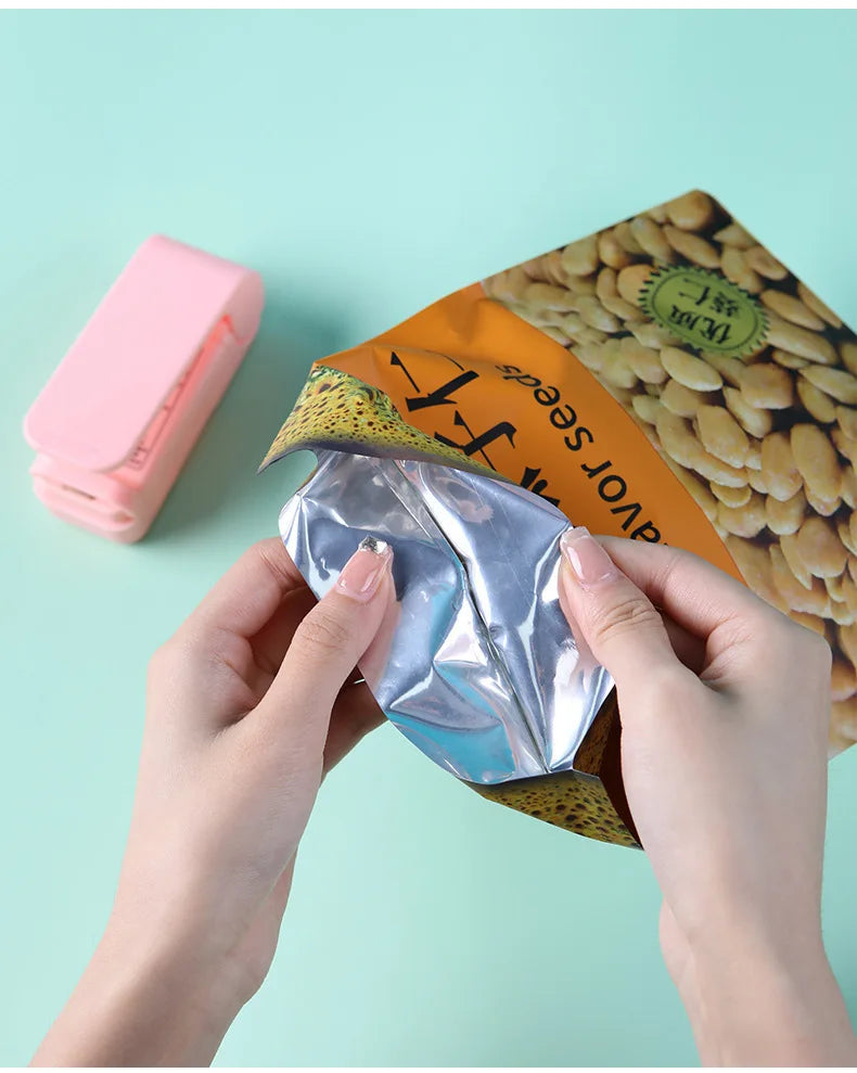 Mini Vacuum Sealer Machine Portable Food Sealer for Household Plastic Bag Sealing Snack Pack Fresh Keeping Moisture Proof