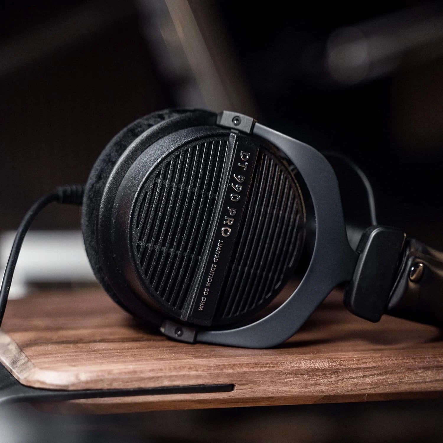 Beyerdynamic DT 990 PRO Studio Headphones - 250 Ohm Open Back Design Tidesmit