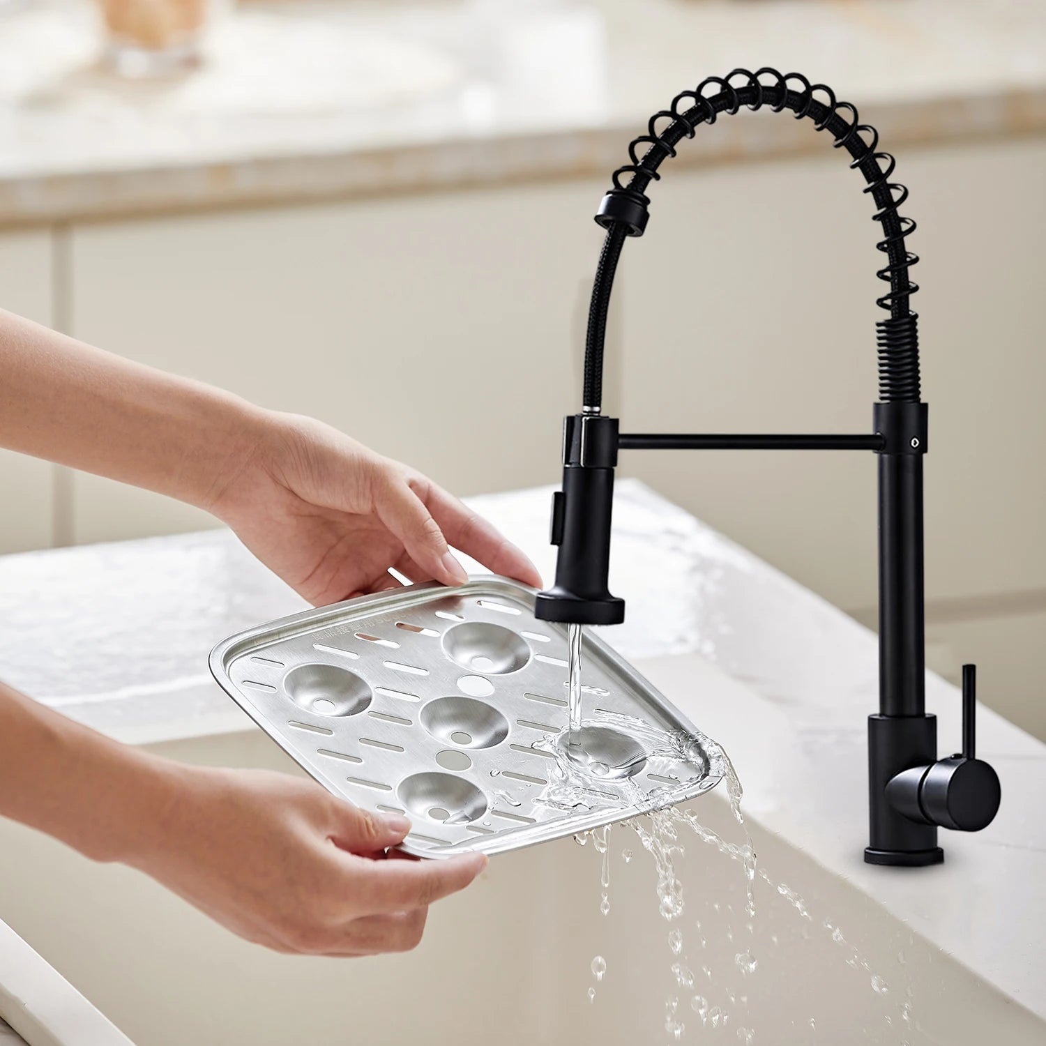 Kitchen Faucets Pull Out Sink Water Tap with Ceramic Valve Hot & Cold Water Different Water Flow Modes Deck Mounted 360° Rotation Fit for Two Sinks