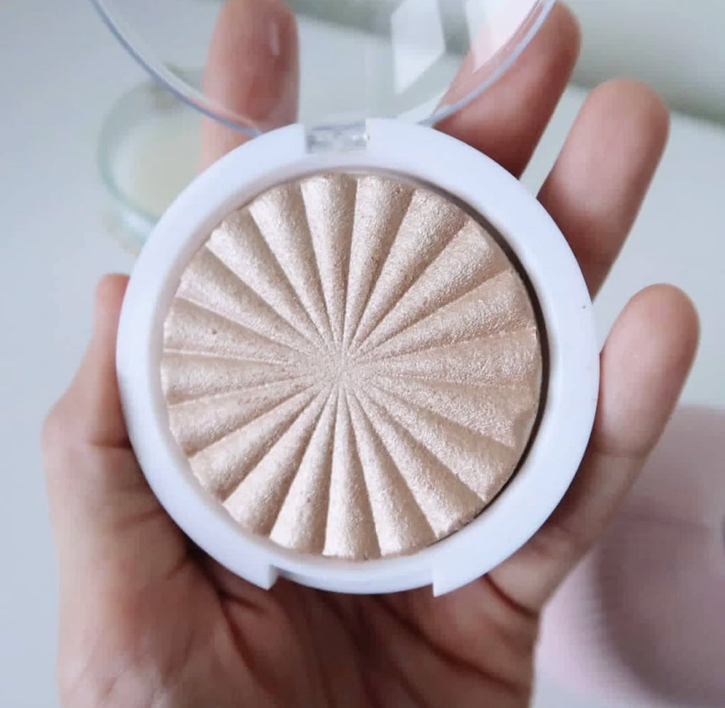 Tidesmit 3D pearlescent shimmer highlighter and matte blush powder for face makeup texture close-up